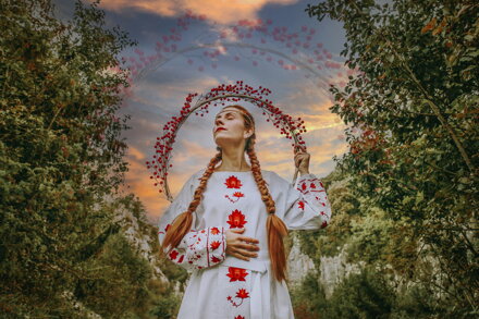 Vyšívané ľanové šaty s folk motívom