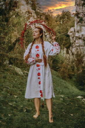 Vyšívané ľanové šaty s folk motívom