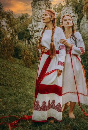 Vyšívané ľanové šaty