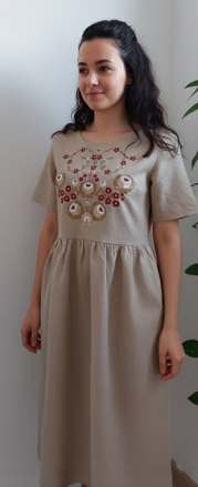 Vyšívané ľanové šaty