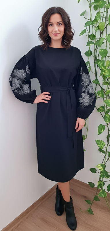 Čierne vyšívané šaty