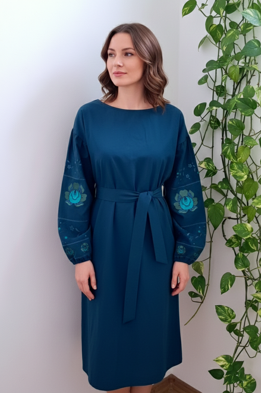 Petrolejové šaty s výšivkou