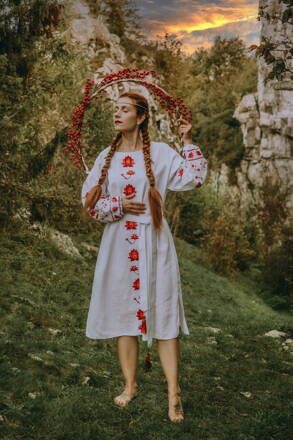 Vyšívané ľanové šaty s folk motívom