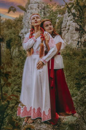 Ľanové vyšívané slovanské šaty